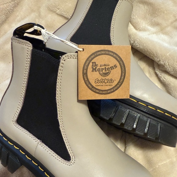 BRAND NEW ✨ Dr. Martens Platform Chelsea Boots - Picture 6 of 7